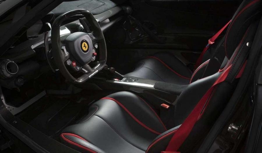 Интерьер Ferrari LaFerrari Cavallo Infernale 2016 года  (фото 8 из 11)